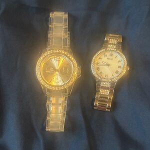 Womens Silver tone watches. These are not gold! The relic needs a battery